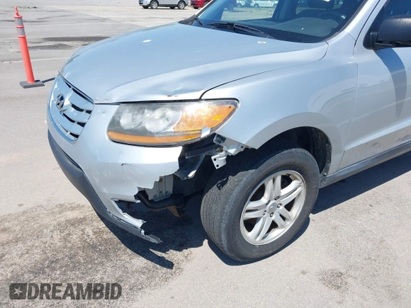 2010 Hyundai Santa Fe GLS z VIN 5NMSG3ABXAH377684, wystawiony jako IAAI lot #42238050 z przebiegiem Nie podano mil oraz . Historia ofert i sprzedaży dostępna na DreamBid. Obrazek 6.