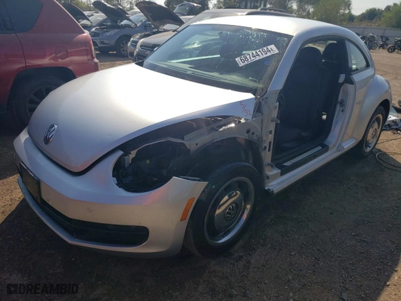 2012 Volkswagen Beetle 2.5L w/Sun PZEV with VIN 3VWJP7AT6CM601557, listed as a Copart auction lot 68744194 with 71,713 mi miles and Salvage Title. Bid and sale history available at carsss.com. Image 1.