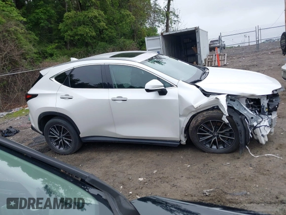 2024 Lexus NX 350 Premium z VIN 2T2GGCEZXRC052446, wystawiony jako IAAI lot #42538124 z przebiegiem 4 321 mil mil oraz . Historia ofert i sprzedaży dostępna na DreamBid. Obrazek 14.