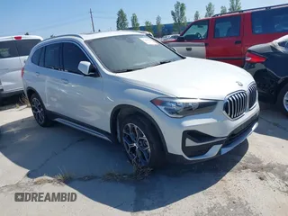 2022 BMW X1 sDrive28i z VIN WBXJG7C09N5U68066, wystawiony jako IAAI lot #42316042 z przebiegiem 21 809 mil mil oraz . Historia ofert i sprzedaży dostępna na DreamBid. Obrazek 1.