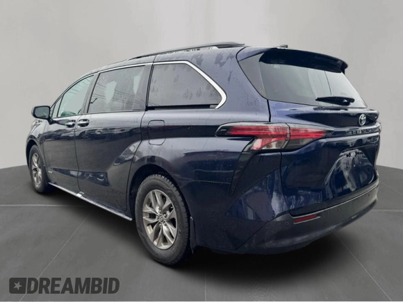 2021 Toyota Sienna XLE with VIN 5TDYRKECXMS068784, listed as a Copart auction lot 53571855 with 215,072 mi miles and Clean Title. Bid and sale history available at carsss.com. Image 3.