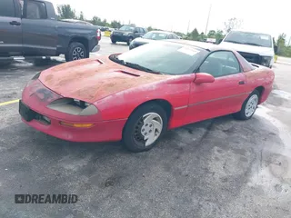 1995 Chevrolet Camaro z VIN 2G1FP22S2S2160911, wystawiony jako IAAI lot #42413545 z przebiegiem 32 767 mil mil oraz . Historia ofert i sprzedaży dostępna na DreamBid. Obrazek 2.