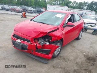 2016 Chevrolet Sonic LT z VIN 1G1JC5SH8G4102802, wystawiony jako IAAI lot #42151351 z przebiegiem 61 289 mil mil oraz . Historia ofert i sprzedaży dostępna na DreamBid. Obrazek 2.