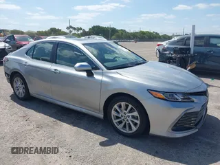 2023 Toyota Camry LE z VIN 4T1R11AK5PU139730, wystawiony jako IAAI lot #42159246 z przebiegiem 42 501 mil mil oraz . Historia ofert i sprzedaży dostępna na DreamBid. Obrazek 1.
