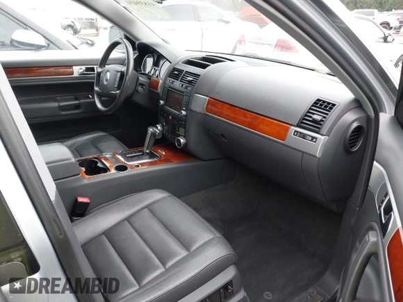 2006 Volkswagen Touareg 4.2L V8 z VIN WVGZM77L06D043948, wystawiony jako IAAI lot #41839431 z przebiegiem 207 496 mil mil oraz . Historia ofert i sprzedaży dostępna na DreamBid. Obrazek 5.