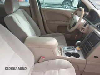 2005 Ford Five Hundred SE z VIN 1FAFP23145G127490, wystawiony jako IAAI lot #42122316 z przebiegiem 202 975 mil mil oraz . Historia ofert i sprzedaży dostępna na DreamBid. Obrazek 5.