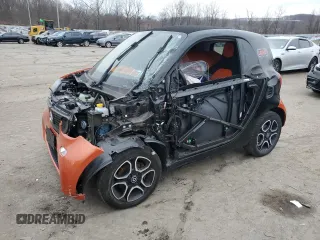 2019 Smart fortwo Pure z VIN WMEFJ9BA3KK410320, wystawiony jako Copart lot #82931664 z przebiegiem Nie podano mil oraz Szkody całkowita. Historia ofert i sprzedaży dostępna na DreamBid. Obrazek 1.