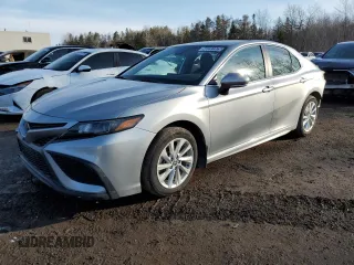 2023 Toyota Camry SE z VIN 4T1G11BK5PU100268, wystawiony jako Copart lot #48291975 z przebiegiem 70 951 mil mil oraz Czysty tytuł • Clean title. Historia ofert i sprzedaży dostępna na DreamBid. Obrazek 1.