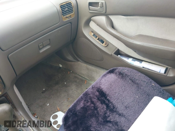 1996 Toyota Camry DX z VIN 4T1BG12K8TU754331, wystawiony jako IAAI lot #42305723 z przebiegiem 152 709 mil mil oraz . Historia ofert i sprzedaży dostępna na DreamBid. Obrazek 5.