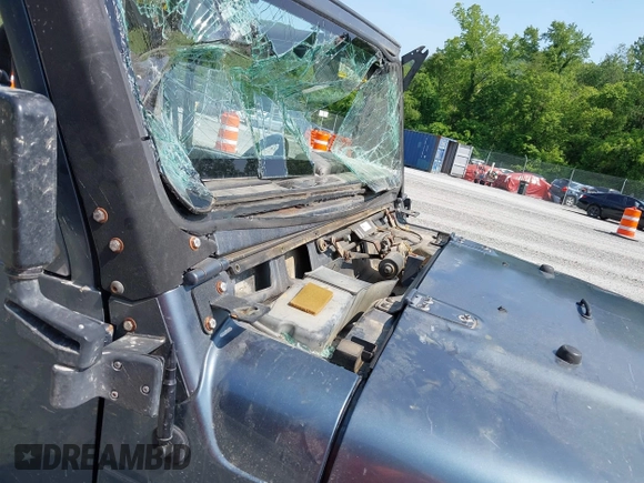 2001 Jeep Wrangler Sport z VIN 1J4FA49S11P322636, wystawiony jako IAAI lot #42409917 z przebiegiem 88 675 mil mil oraz . Historia ofert i sprzedaży dostępna na DreamBid. Obrazek 12.
