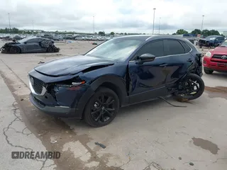 2024 Mazda CX-30 S Select Sport z VIN 3MVDMBBM1RM655682, wystawiony jako IAAI lot #42063971 z przebiegiem 6 771 mil mil oraz . Historia ofert i sprzedaży dostępna na DreamBid. Obrazek 2.