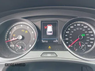 2020 Volkswagen Atlas SE z VIN 1V2YE2CA3LC224739, wystawiony jako IAAI lot #42045123 z przebiegiem 107 712 mil mil oraz . Historia ofert i sprzedaży dostępna na DreamBid. Obrazek 7.