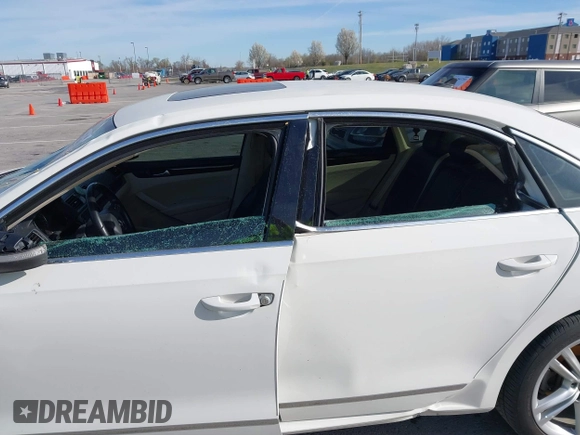 2015 Volkswagen Passat 2.0L TDI SEL Premium with VIN 1VWCV7A32FC057871, listed as a IAAI auction lot 41833501 with 151,754 mi miles. Bid and sale history available at carsss.com. Image 17.
