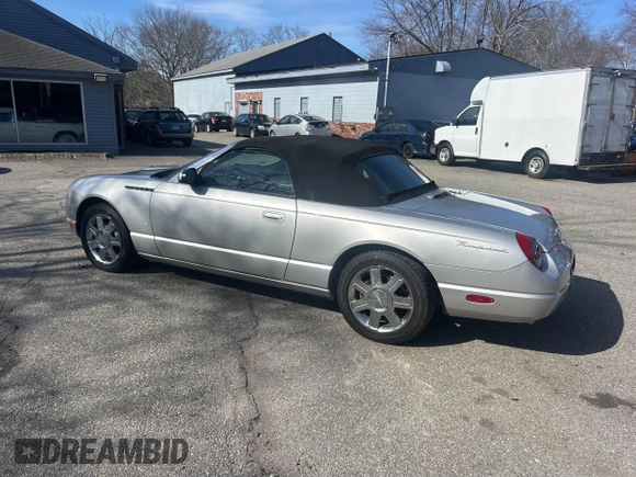 2004 Ford Thunderbird Deluxe z VIN 1FAHP60A84Y104095, wystawiony jako IAAI lot #41872502 z przebiegiem 116 642 mil mil oraz . Historia ofert i sprzedaży dostępna na DreamBid. Obrazek 3.