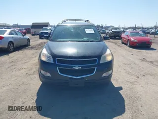 2011 Chevrolet Traverse 1LT z VIN 1GNKRGEDXBJ413826, wystawiony jako IAAI lot #41774666 z przebiegiem 190 483 mil mil oraz . Historia ofert i sprzedaży dostępna na DreamBid. Obrazek 12.