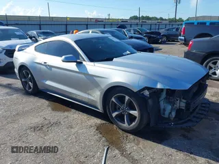 2015 Ford Mustang V6 z VIN 1FA6P8AM8F5369227, wystawiony jako IAAI lot #42607851 z przebiegiem 135 428 mil mil oraz . Historia ofert i sprzedaży dostępna na DreamBid. Obrazek 1.