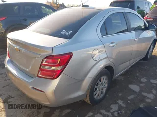 2018 Chevrolet Sonic LT z VIN 1G1JD5SB4J4104210, wystawiony jako IAAI lot #41048847 z przebiegiem 65 583 mil mil oraz . Historia ofert i sprzedaży dostępna na DreamBid. Obrazek 4.