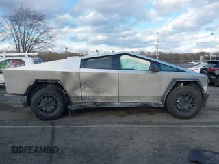 2024 Tesla Cybertruck с VIN 7G2CEHEDXRA026834, выставлен на аукционе IAAI как лот 41448419 с пробегом 2 938 миль миль и . История ставок и продаж доступна на DreamBid. Изображение 13.