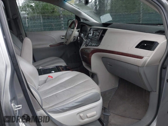 2011 Toyota Sienna XLE z VIN 5TDDK3DC1BS002387, wystawiony jako IAAI lot #42373126 z przebiegiem 279 026 mil mil oraz . Historia ofert i sprzedaży dostępna na DreamBid. Obrazek 5.