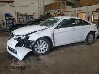 2014 Chrysler 200 LX z VIN 1C3CCBAB2EN121210, wystawiony jako Copart lot #58042225 z przebiegiem 231 818 mil mil oraz Szkoda całkowita • Salvage title. Historia ofert i sprzedaży dostępna na DreamBid. Obrazek 1.