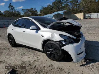 2025 Tesla Model Y Long Range with VIN 7SAYGDED3SA339079, listed as a Copart auction lot 82041424 with 1,793 mi miles and Salvage Title. Bid and sale history available at DreamBid. Image 4.