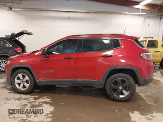 2018 Jeep Compass Latitude z VIN 3C4NJDBB0JT191044, wystawiony jako IAAI lot #41395206 z przebiegiem 68 784 mil mil oraz . Historia ofert i sprzedaży dostępna na DreamBid. Obrazek 14.