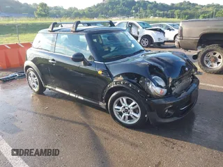 2012 MINI Hardtop z VIN WMWSU3C50CT185690, wystawiony jako IAAI lot #42367571 z przebiegiem 63 303 mil mil oraz . Historia ofert i sprzedaży dostępna na DreamBid. Obrazek 1.