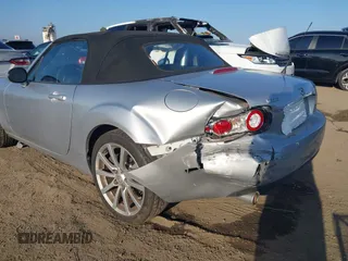 2007 Mazda MX-5 Miata Sport z VIN JM1NC25F170132331, wystawiony jako IAAI lot #42381724 z przebiegiem 74 954 mil mil oraz . Historia ofert i sprzedaży dostępna na DreamBid. Obrazek 6.