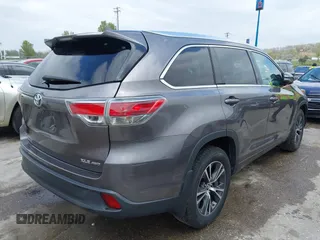 2016 Toyota Highlander XLE z VIN 5TDJKRFH6GS307941, wystawiony jako IAAI lot #42007858 z przebiegiem 70 272 mil mil oraz . Historia ofert i sprzedaży dostępna na DreamBid. Obrazek 4.