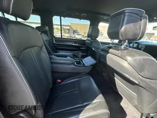 2024 Jeep Grand Wagoneer Series II z VIN 1C4SJSFPXRS111601, wystawiony jako Copart lot #78202934 z przebiegiem 16 795 mil mil oraz Czysty tytuł • Clean title. Historia ofert i sprzedaży dostępna na DreamBid. Obrazek 6.