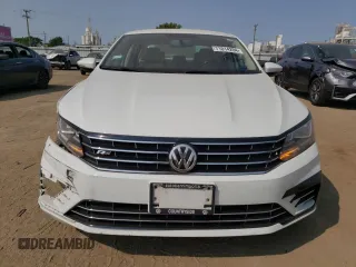 2017 Volkswagen Passat R-Line z VIN 1VWDT7A33HC079620, wystawiony jako Copart lot #71014204 z przebiegiem 61 115 mil mil oraz Szkoda całkowita • Salvage title. Historia ofert i sprzedaży dostępna na DreamBid. Obrazek 5.