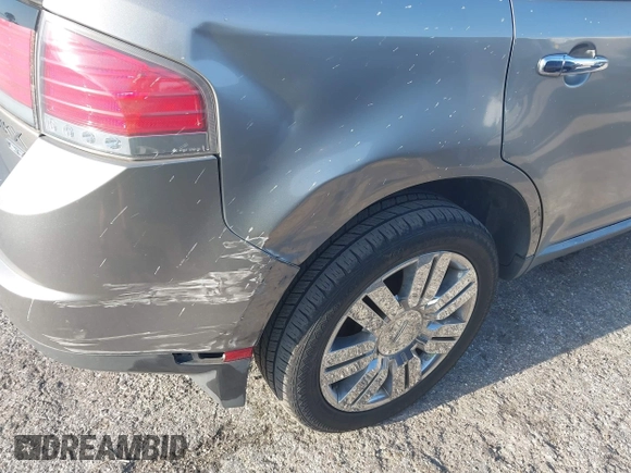 2008 Lincoln MKX z VIN 2LMDU88C28BJ18533, wystawiony jako IAAI lot #42273562 z przebiegiem 154 752 mil mil oraz . Historia ofert i sprzedaży dostępna na DreamBid. Obrazek 6.
