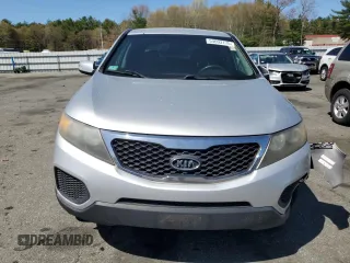 2012 Kia Sorento LX z VIN 5XYKT3A13CG229246, wystawiony jako Copart lot #54693175 z przebiegiem 161 718 mil mil oraz Czysty tytuł • Clean title. Historia ofert i sprzedaży dostępna na DreamBid. Obrazek 5.