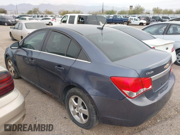 2014 Chevrolet Cruze 1LT z VIN 1G1PC5SB3E7131948, wystawiony jako IAAI lot #41518263 z przebiegiem 134 843 mil mil oraz . Historia ofert i sprzedaży dostępna na DreamBid. Obrazek 3.