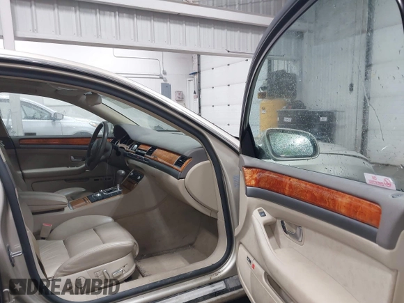 2005 Audi A8 z VIN WAUML44E85N013995, wystawiony jako IAAI lot #42130813 z przebiegiem 53 435 mil mil oraz . Historia ofert i sprzedaży dostępna na DreamBid. Obrazek 5.
