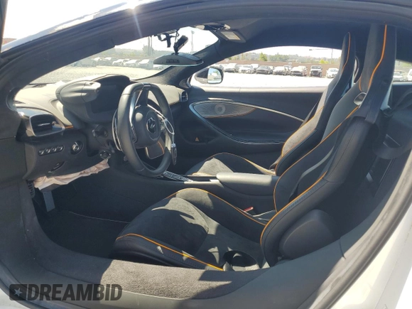 2023 McLaren Artura z VIN SBM16AEA8PW001339, wystawiony jako Copart lot #65218394 z przebiegiem 1954 mil mil oraz Szkody całkowita. Historia ofert i sprzedaży dostępna na DreamBid. Obrazek 7.