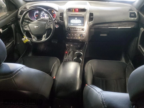 2014 Kia Sorento SX Limited z VIN 5XYKWDA79EG451665, wystawiony jako Copart lot #45566955 z przebiegiem 116 993 mil mil oraz Szkoda całkowita • Salvage title. Historia ofert i sprzedaży dostępna na DreamBid. Obrazek 8.