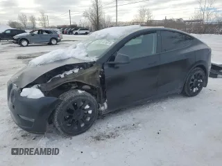 2021 Tesla Model Y Standard Range z VIN 5YJYGDED3MF120514, wystawiony jako Copart lot #46156775 z przebiegiem 93 470 mil mil oraz Szkody całkowita. Historia ofert i sprzedaży dostępna na DreamBid. Obrazek 1.