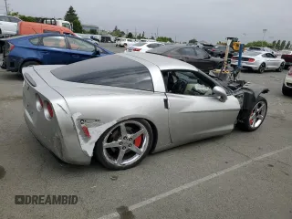 2008 Chevrolet Corvette z VIN 1G1YY26W685116510, wystawiony jako Copart lot #55888895 z przebiegiem Nie podano mil oraz Szkoda całkowita • Salvage title. Historia ofert i sprzedaży dostępna na DreamBid. Obrazek 3.