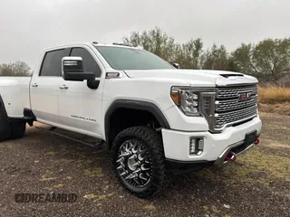 2020 GMC Sierra 3500HD Denali z VIN 1GT49WEY3LF337580, wystawiony jako Copart lot #43259415 z przebiegiem 68 334 mil mil oraz Tytuł czysty. Historia ofert i sprzedaży dostępna na DreamBid. Obrazek 1.