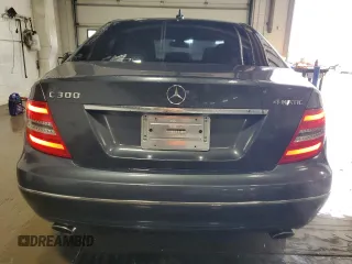 2013 Mercedes-Benz C 300 Sport z VIN WDDGF8AB2DR259172, wystawiony jako Copart lot #57073655 z przebiegiem 124 247 mil mil oraz Szkoda całkowita • Salvage title. Historia ofert i sprzedaży dostępna na DreamBid. Obrazek 6.