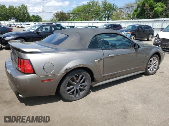 2002 Ford Mustang GT Deluxe z VIN 1FAFP45X02F235247, wystawiony jako Copart lot #57146565 z przebiegiem 213 776 mil mil oraz Czysty tytuł • Clean title. Historia ofert i sprzedaży dostępna na DreamBid. Obrazek 3.