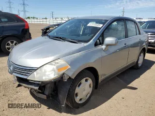 2008 Nissan Versa S z VIN 3N1BC11E08L403235, wystawiony jako Copart lot #57518585 z przebiegiem 104 335 mil mil oraz Szkoda całkowita • Salvage title. Historia ofert i sprzedaży dostępna na DreamBid. Obrazek 1.