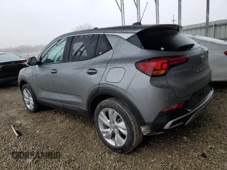 2025 Buick Encore GX Preferred z VIN KL4AMCSL2SB156379, wystawiony jako Copart lot #44162405 z przebiegiem 175 mil mil oraz Czysty tytuł • Clean title. Historia ofert i sprzedaży dostępna na DreamBid. Obrazek 2.