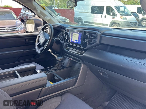 2022 Toyota Tundra SR z VIN 5TFKB5AA7NX016492, wystawiony jako Copart lot #53257685 z przebiegiem 16 896 mil mil oraz Czysty tytuł • Clean title. Historia ofert i sprzedaży dostępna na DreamBid. Obrazek 5.
