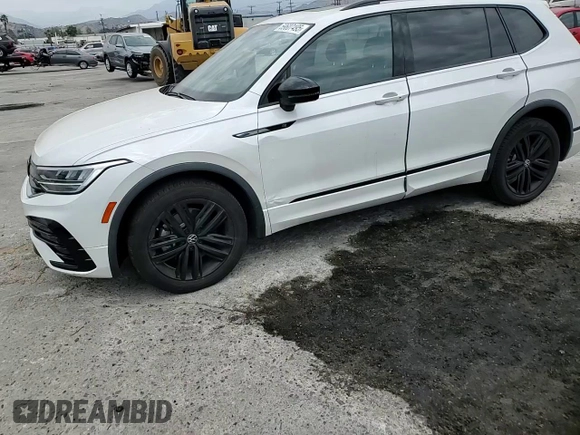 2022 Volkswagen Tiguan SE R-Line Black with VIN 3VVCB7AXXNM109437, listed as a Copart auction lot 59607495 with 30,985 mi miles and Salvage title. Bid and sale history available at DreamBid. Image 14.