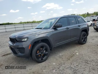 2023 Jeep Grand Cherokee Altitude z VIN 1C4RJHAG4P8808698, wystawiony jako Copart lot #62552575 z przebiegiem 56 389 mil mil oraz Szkoda całkowita • Salvage title. Historia ofert i sprzedaży dostępna na DreamBid. Obrazek 1.