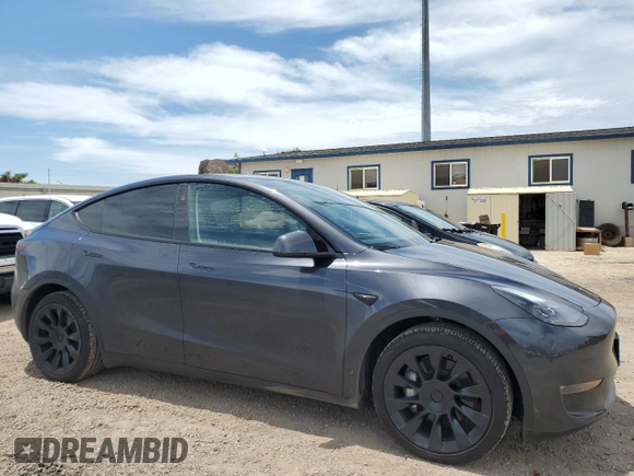 2024 Tesla Model Y Long Range with VIN 7SAYGAEE5RF088151, listed as a Copart auction lot 52651015 with 6,185 mi miles and Clean title. Bid and sale history available at DreamBid. Image 4.