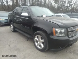 2013 Chevrolet Avalanche LS with VIN 3GNMCEE05DG364132, listed as a IAAI auction lot 41385609 with 144,007 mi miles. Bid and sale history available at carsss.com. Image 1.