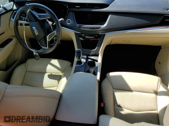 2019 Cadillac XT5 Luxury FWD z VIN 1GYKNCRS6KZ271427, wystawiony jako Copart lot #58873725 z przebiegiem Nie podano mil oraz Szkoda całkowita • Salvage title. Historia ofert i sprzedaży dostępna na DreamBid. Obrazek 8.
